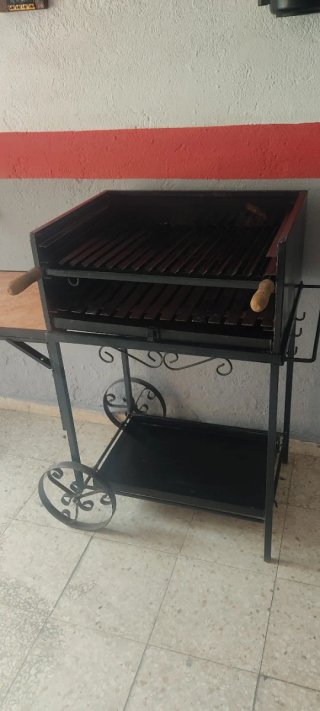 Barbacoa de metal con ruedas