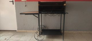 Barbacoa de metal con ruedas
