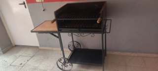 Barbacoa de metal con ruedas