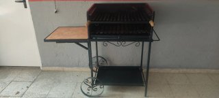 Barbacoa de metal con ruedas