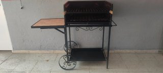 Barbacoa de metal con ruedas