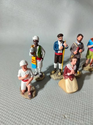 Juego de 7 figuras locales para belén o colección