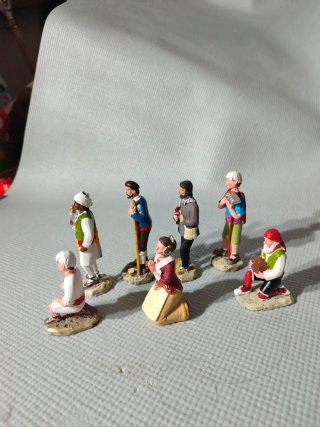 Juego de 7 figuras locales para belén o colección
