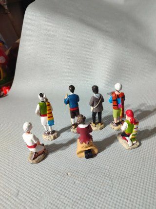 Juego de 7 figuras locales para belén o colección