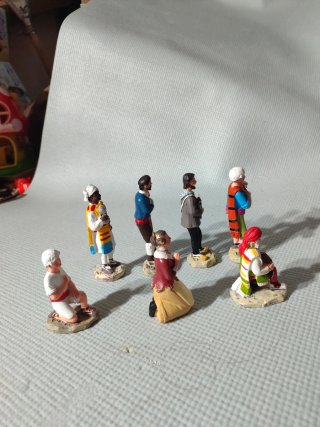 Juego de 7 figuras locales para belén o colección
