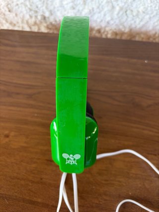 Auriculares verdes y negros con cable