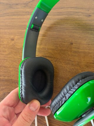 Auriculares verdes y negros con cable