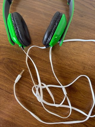 Auriculares verdes y negros con cable