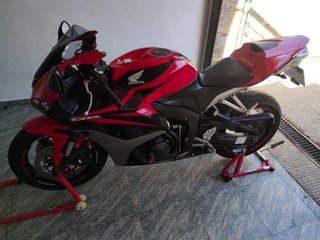 Honda CBR 600 RR Roja y Negra