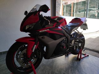 Honda CBR 600 RR Roja y Negra