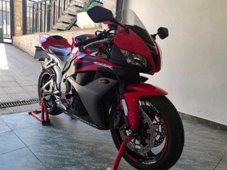 Honda CBR 600 RR Roja y Negra