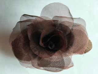 Flor marrón para tocado o solapa