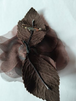 Flor marrón para tocado o solapa