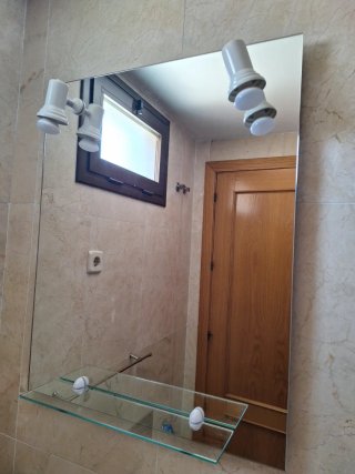Espejo de baño con estante de cristal