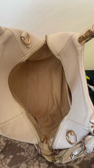 Bolso Prada Beige con Pañuelo