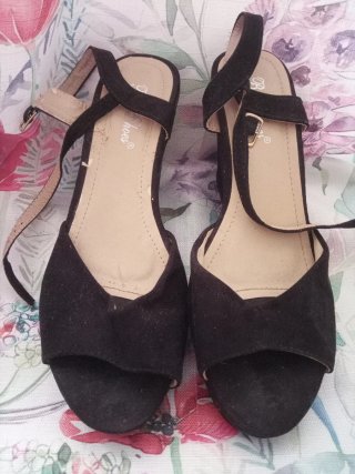 Zapatos de tacón de cuña negros