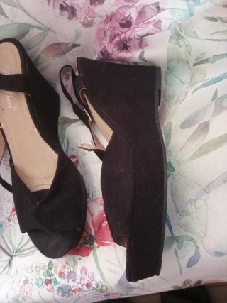 Zapatos de tacón de cuña negros