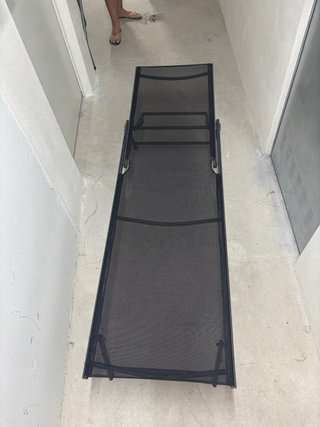 Tumbona plegable gris y negra