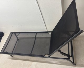 Tumbona plegable gris y negra