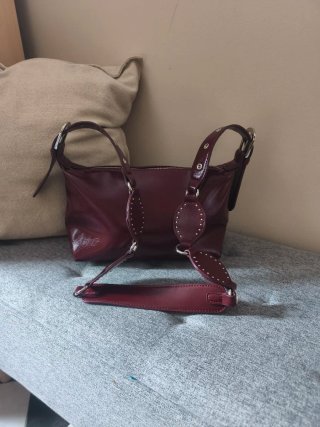 Bolso bandolera Stradivarius tachas granate