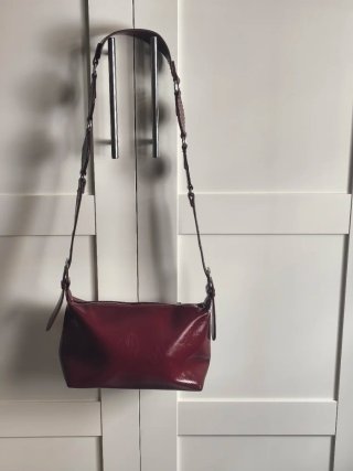 Bolso bandolera Stradivarius tachas granate