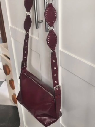 Bolso bandolera Stradivarius tachas granate