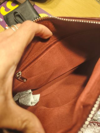 Bolso bandolera Stradivarius tachas granate