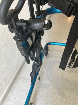 Andador semi nuevo para personas discapacitadas