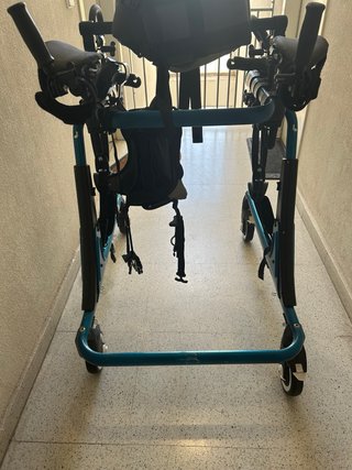 Andador semi nuevo para personas discapacitadas