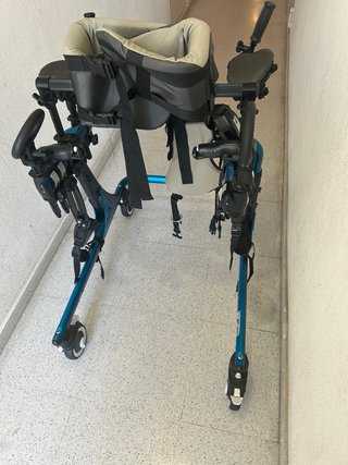 Andador semi nuevo para personas discapacitadas