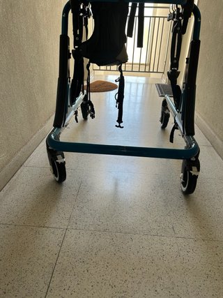Andador semi nuevo para personas discapacitadas