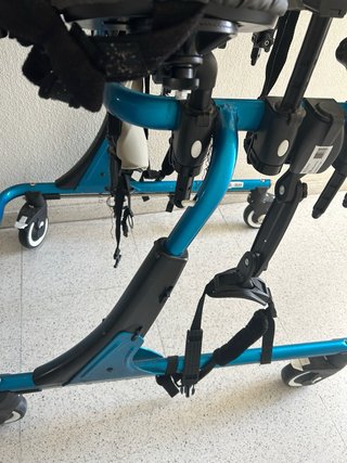 Andador semi nuevo para personas discapacitadas