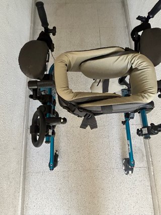 Andador semi nuevo para personas discapacitadas