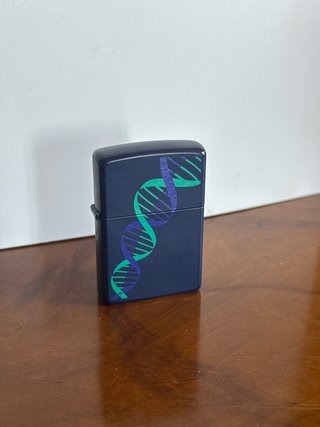 Zippo azul con diseño ADN