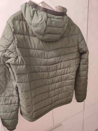 Chaquetón verde acolchado con capucha