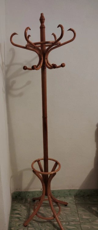 Perchero de madera marrón