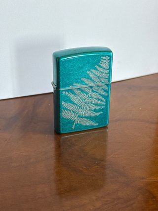 Zippo verde con diseño de helecho