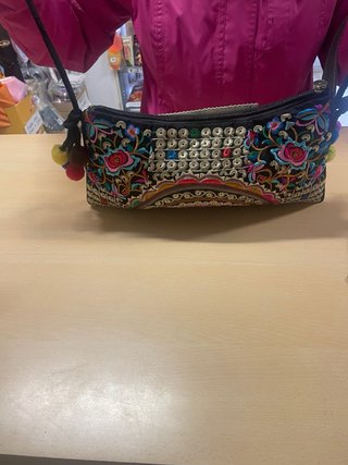 Bolso bordado y caja  organizadora de 4 cajones