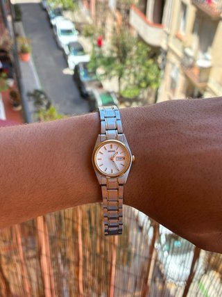 Reloj Seiko Mujer Elegante Oro y Plata