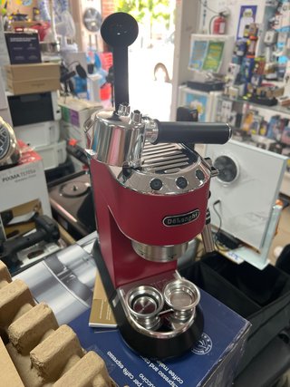 Cafetera De'Longhi Dedica Acero Inox Roja