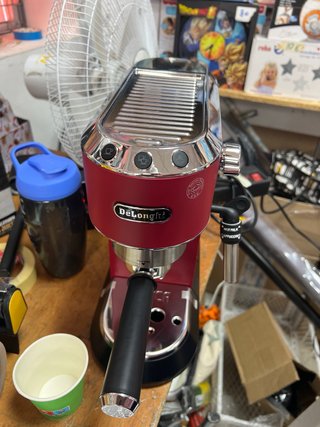 Cafetera De'Longhi Dedica Acero Inox Roja