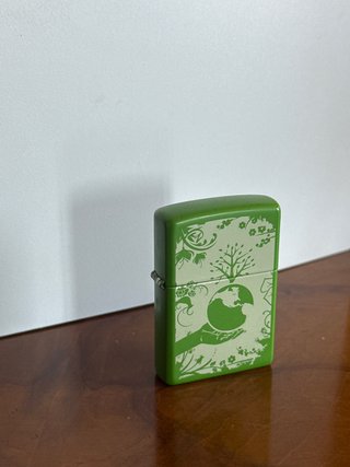 Zippo verde con diseño de la Tierra