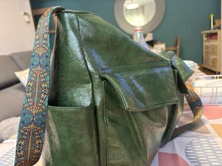 Bolso bandolera verde con correa multicolor