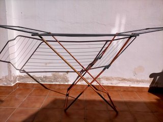 Tendedero plegable con alas metálico.