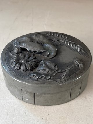 Caja decorativa con espigas y flores