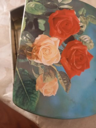 Lata antigua coleccionable con rosas