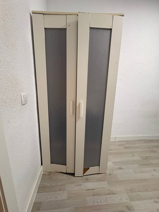 Armario blanco con puertas de cristal