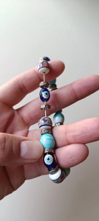 Pulsera elástica con cuentas de ojo turco.