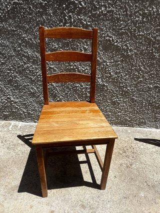 Silla de madera marrón