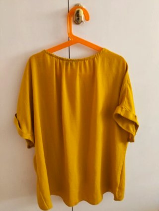Blusa Yessica mostaza talla M. Botones decorativos